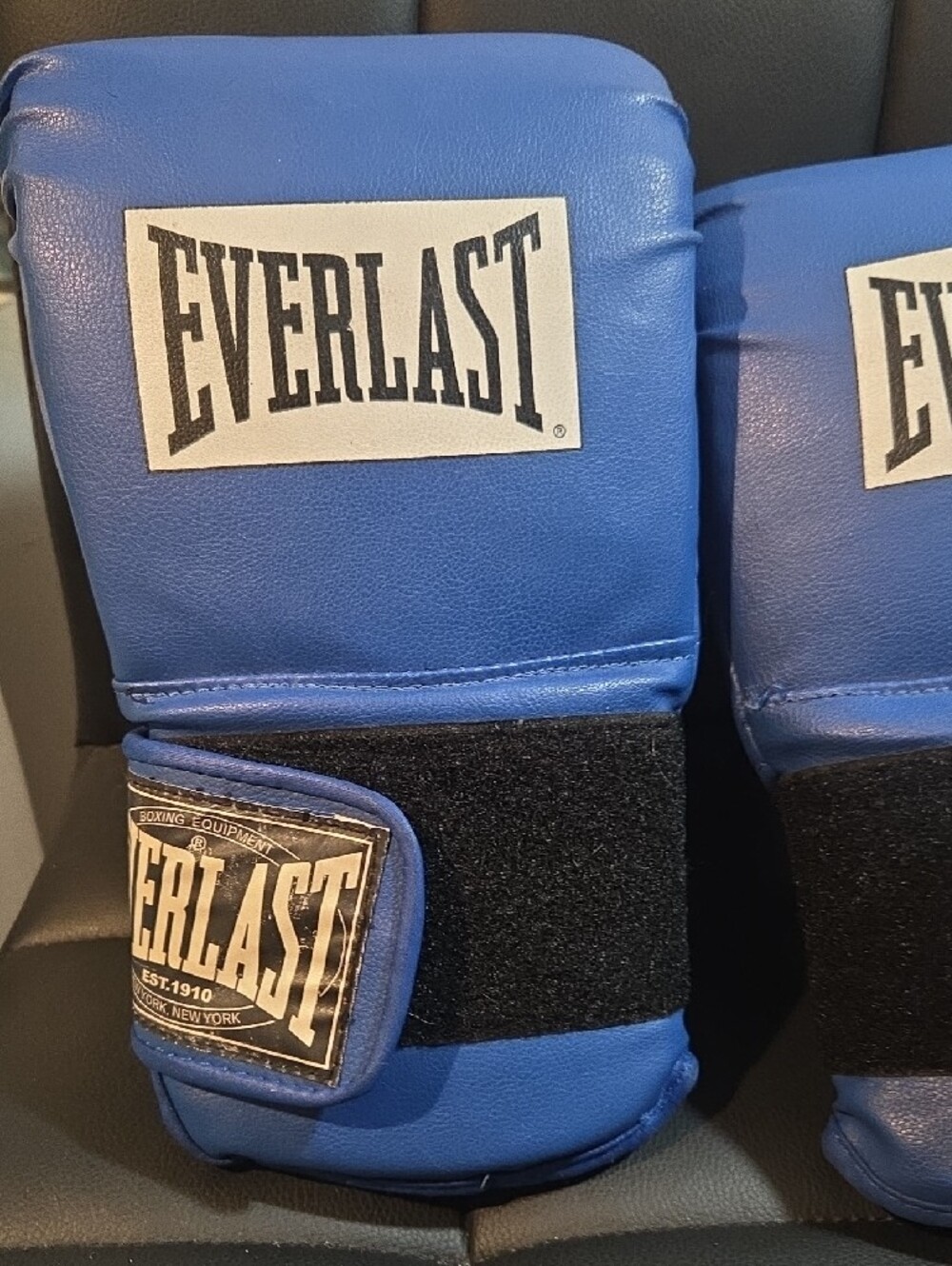 Boxing GLOVES - Picture 2 of 6